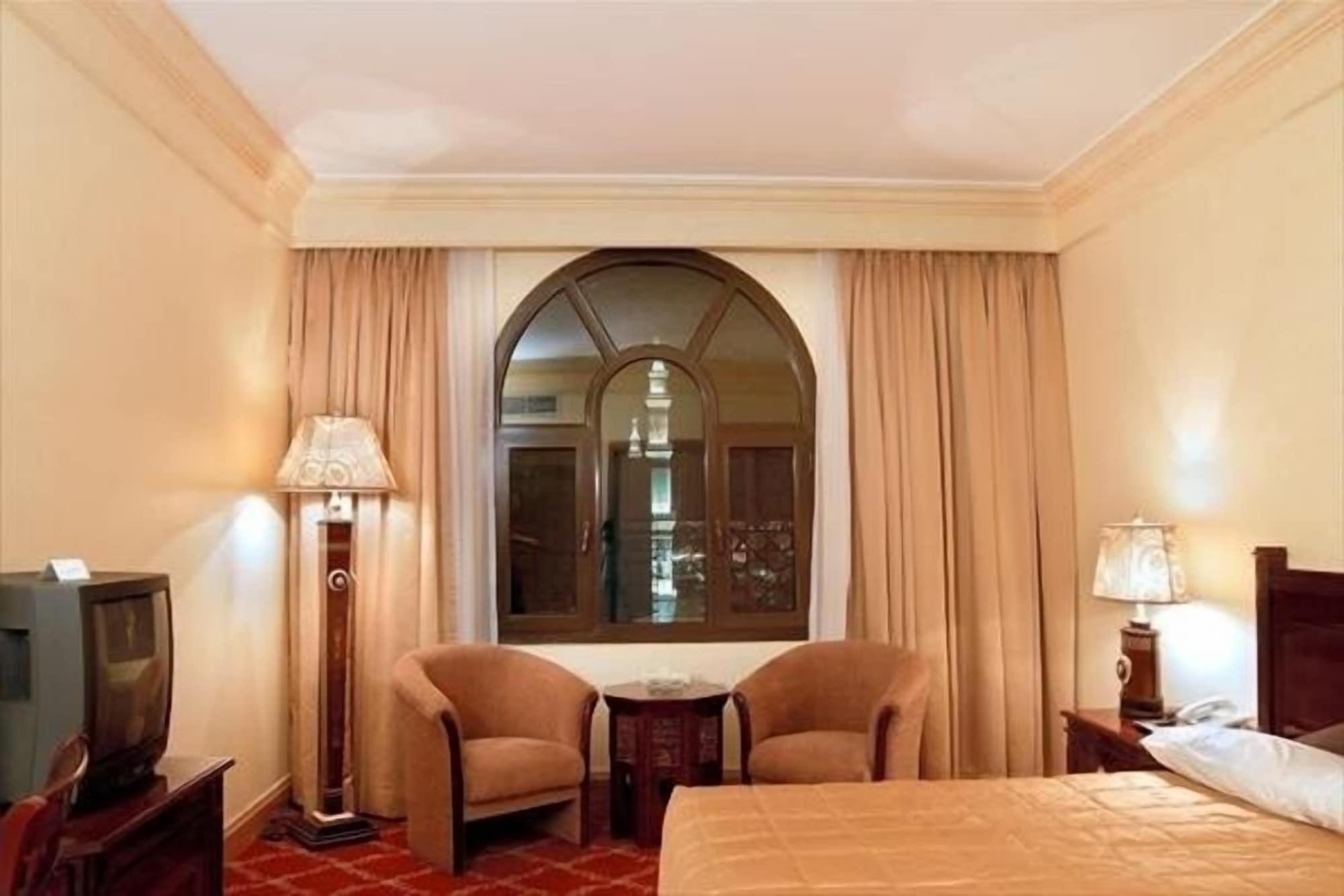 Dar Aleiman Al Haram Otel Medine Dış mekan fotoğraf A room at the hotel