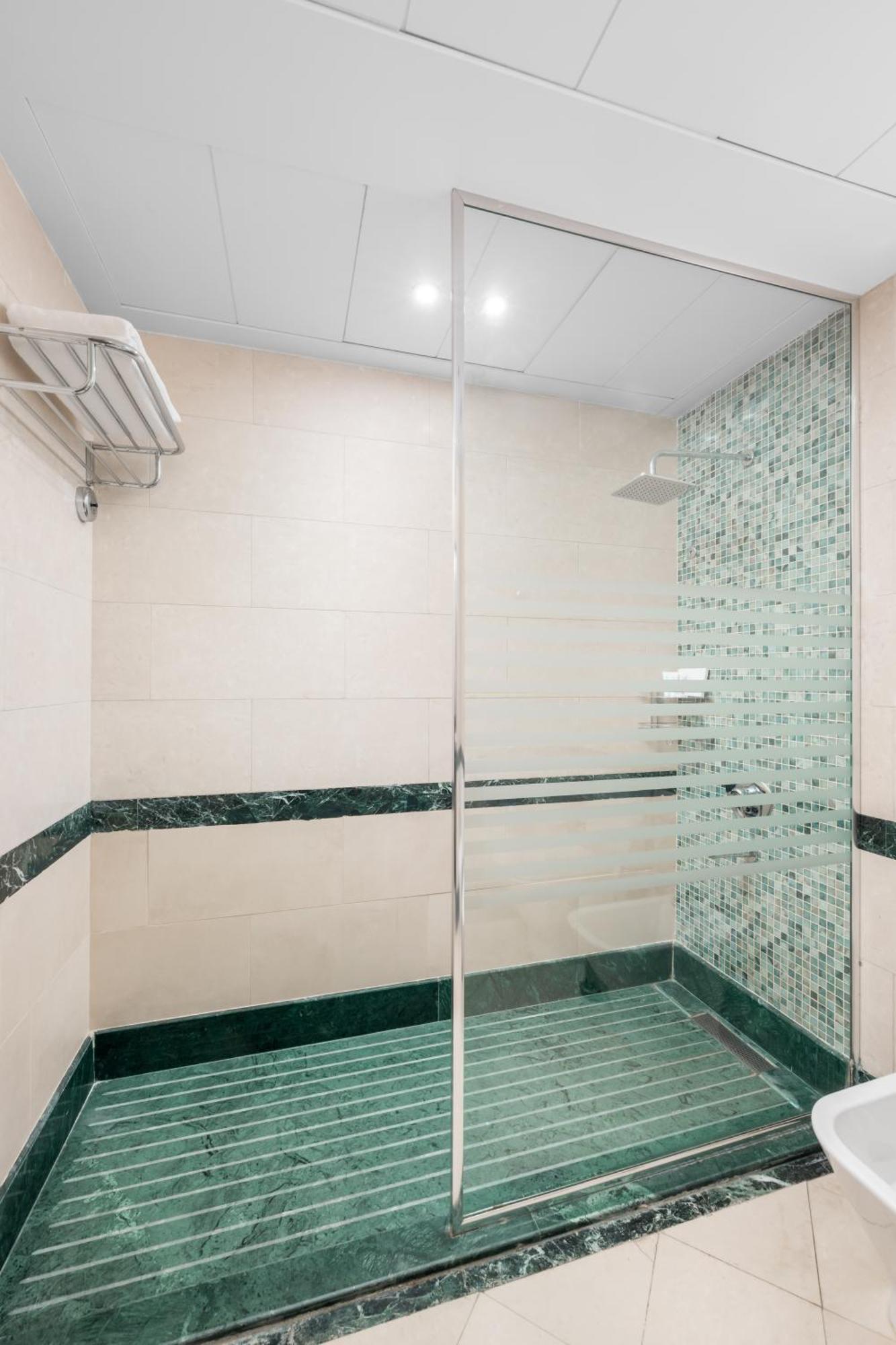 Dar Aleiman Al Haram Otel Medine Dış mekan fotoğraf A shower enclosure