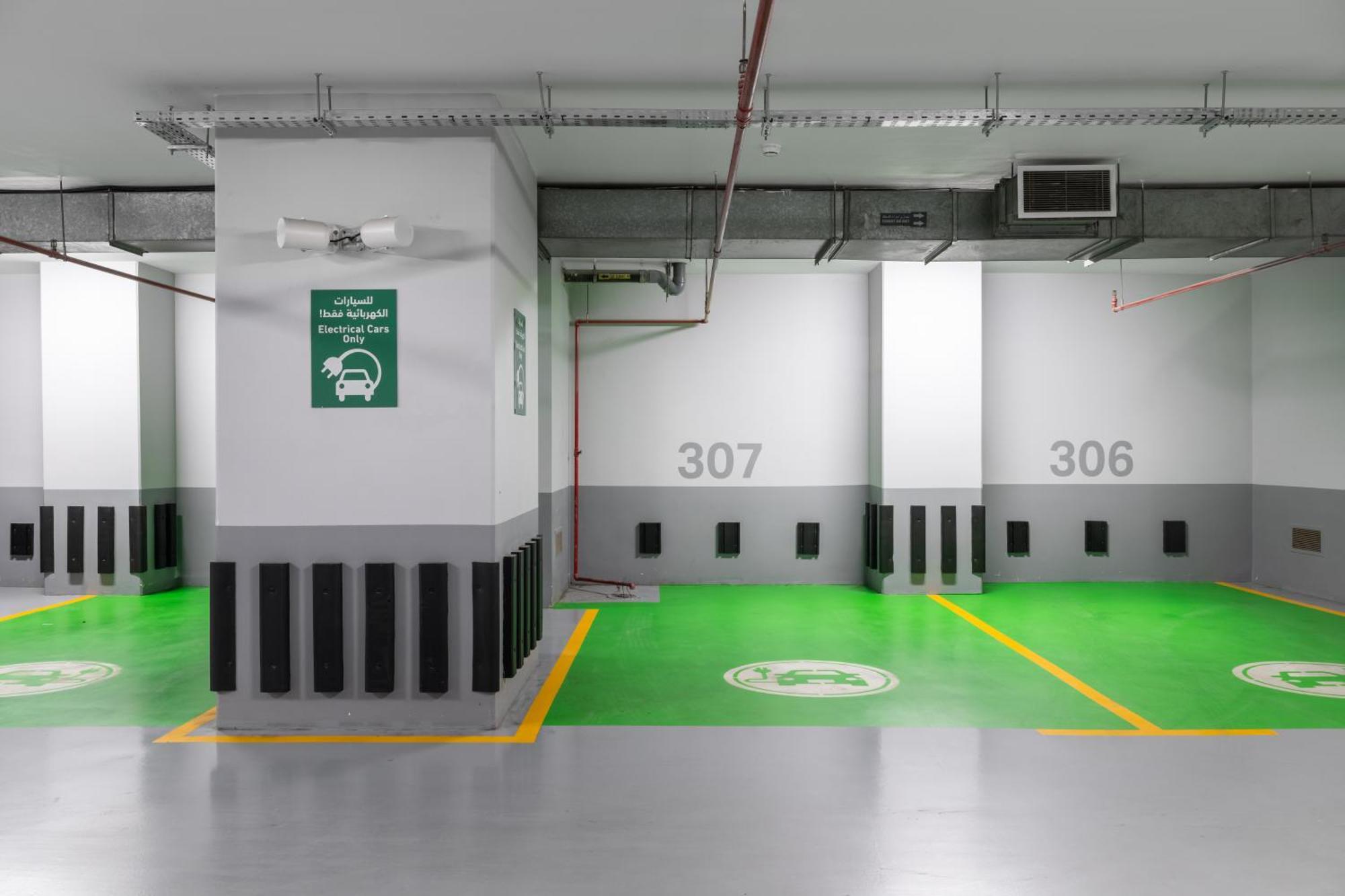 Dar Aleiman Al Haram Otel Medine Dış mekan fotoğraf Electric vehicle parking at the airport