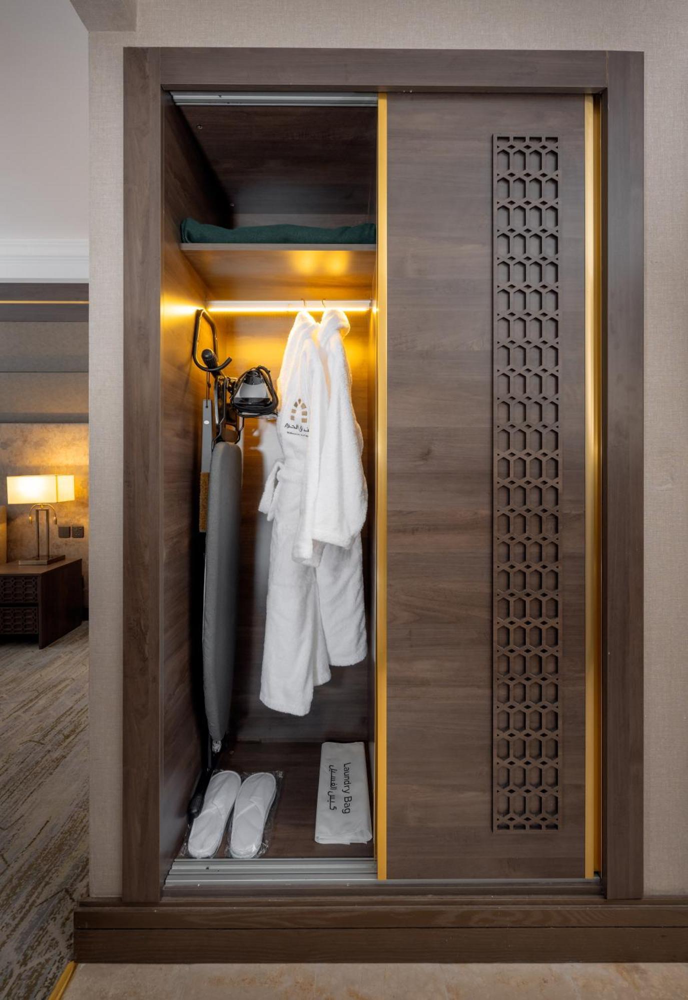 Dar Aleiman Al Haram Otel Medine Dış mekan fotoğraf A bathrobe hanging on a door