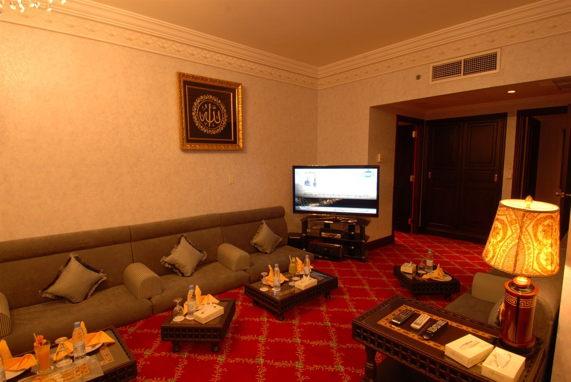 Dar Aleiman Al Haram Otel Medine Dış mekan fotoğraf A suite at the Grand Hyatt Hotel, Amman, Jordan