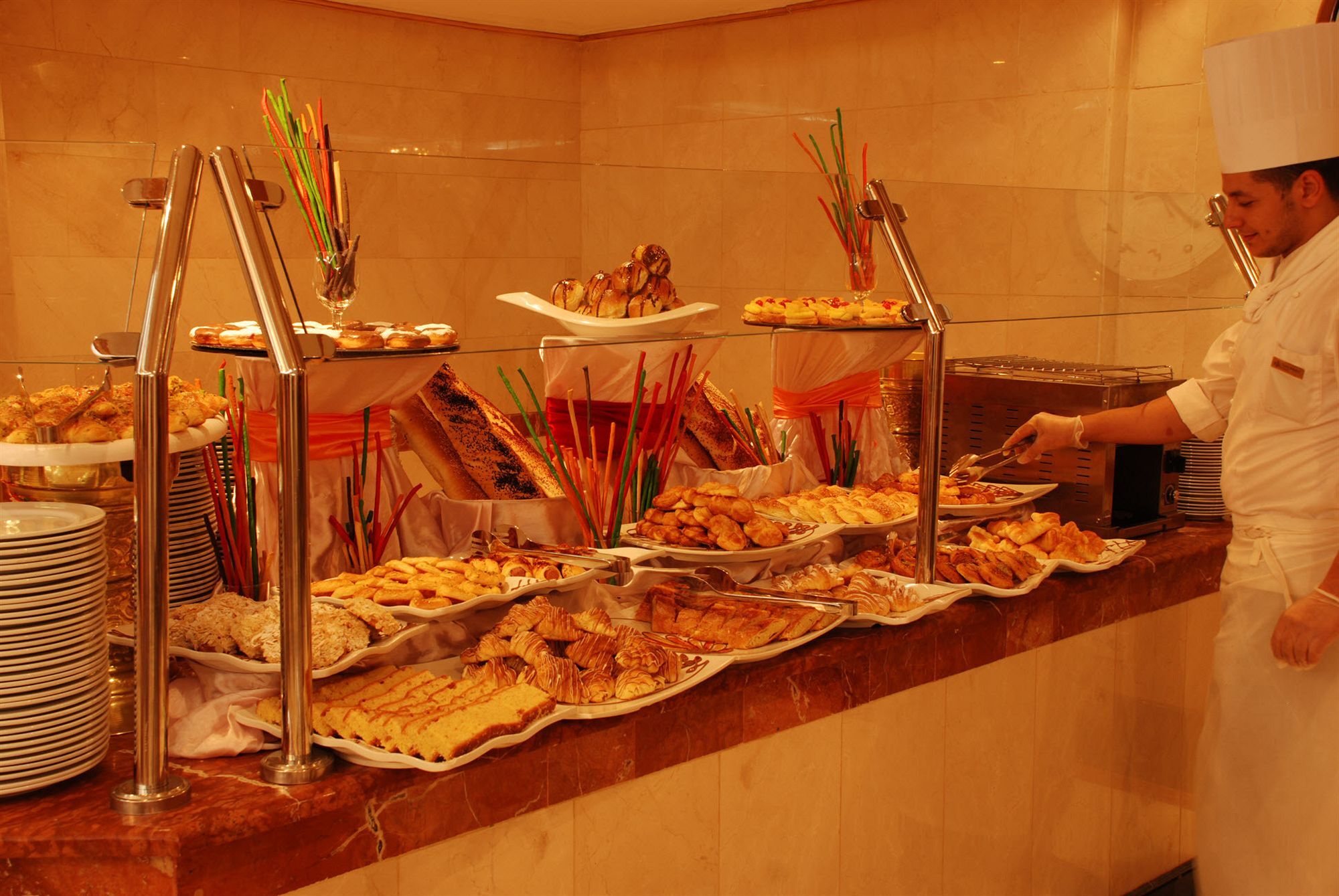 Dar Aleiman Al Haram Otel Medine Dış mekan fotoğraf A buffet at a hotel