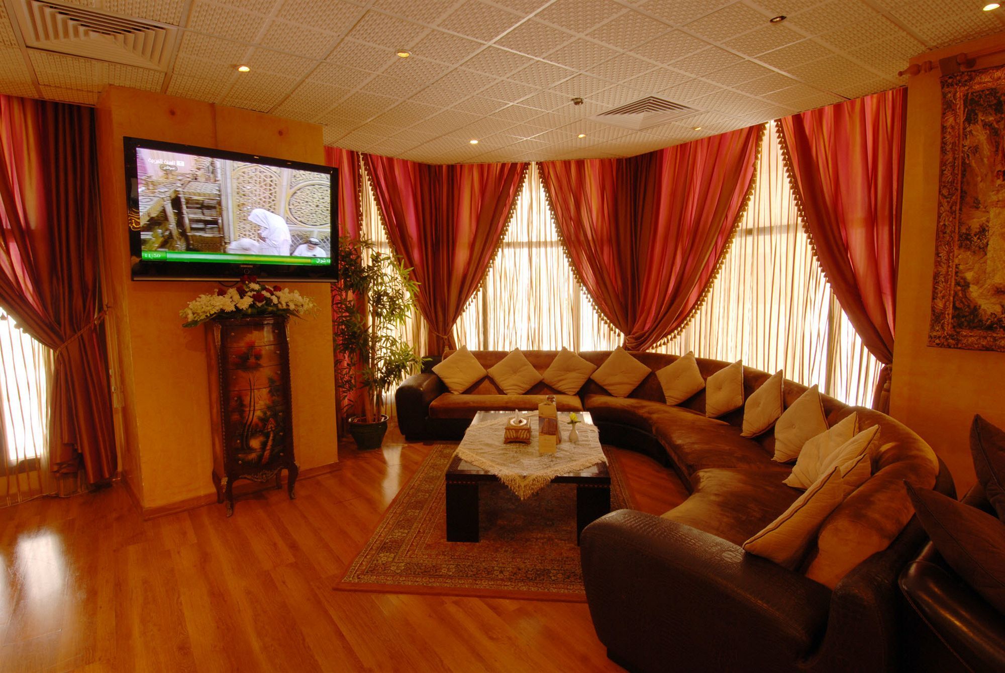 Dar Aleiman Al Haram Otel Medine Dış mekan fotoğraf The waiting room at the clinic