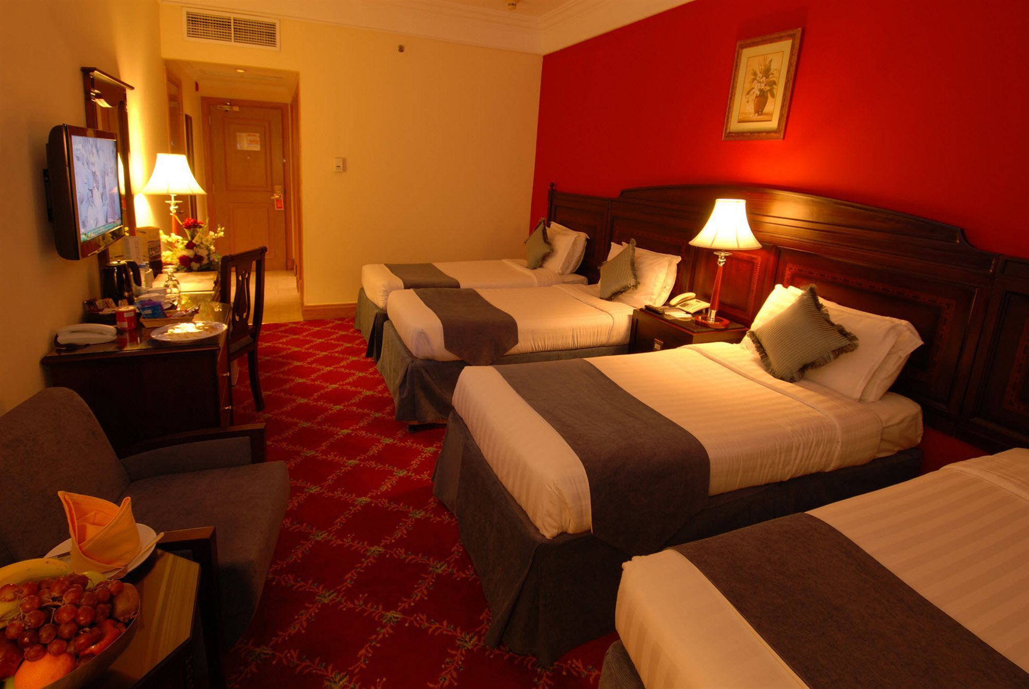 Dar Aleiman Al Haram Otel Medine Dış mekan fotoğraf A room at the hotel